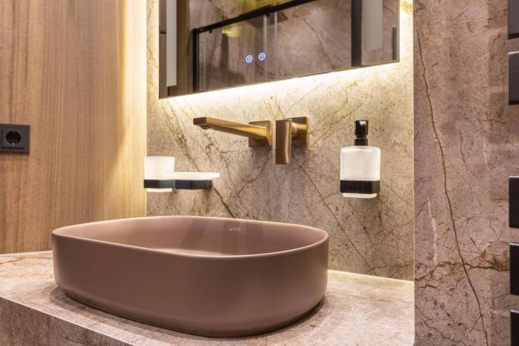 Luxury In The Superb Location *