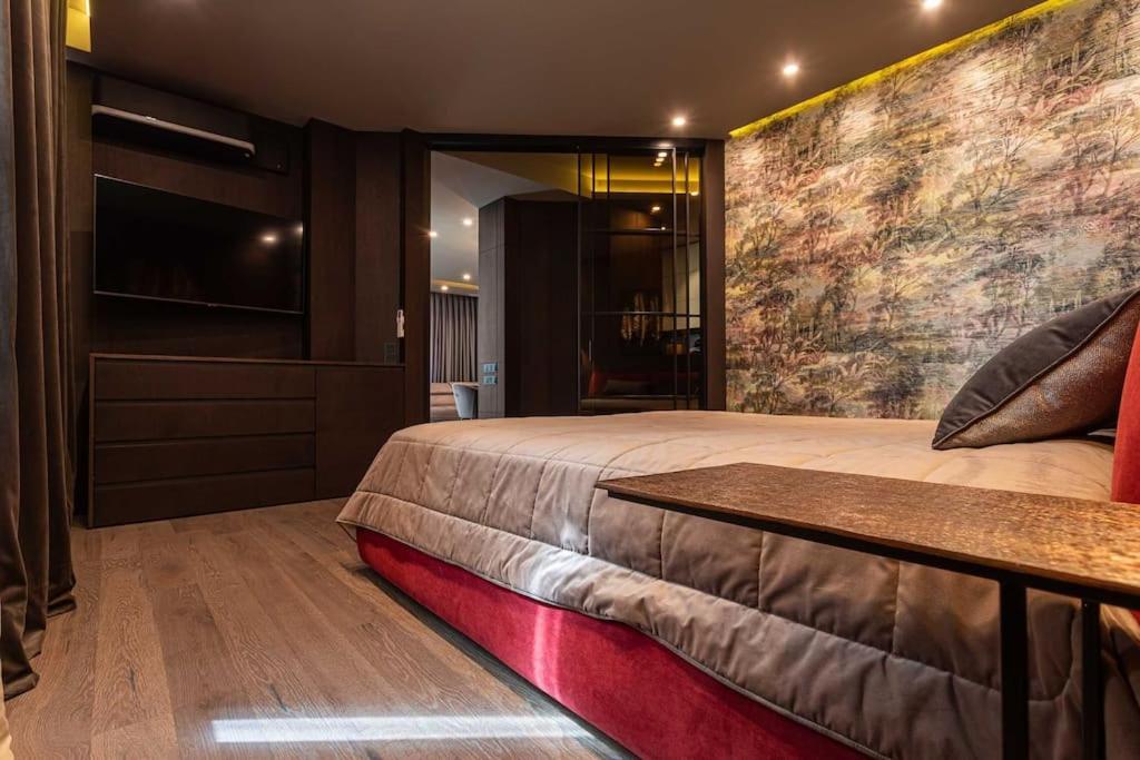 Luxury In The Superb Location *